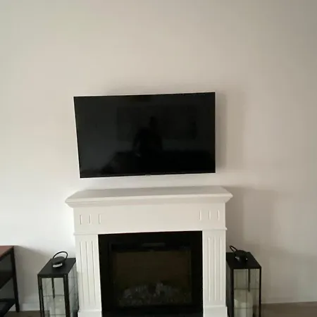Cozy Place To Remember - With Fireplace & Netflix Apartment